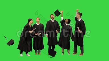 <strong>高</strong>中毕业生在绿色屏幕上扔帽子，Chroma键。